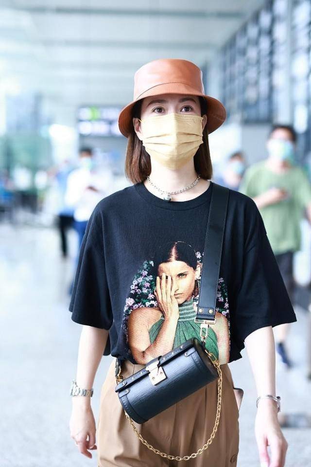 保鲜|佘诗曼颜值“保鲜”，穿阔腿裤秀骨感身材，46岁走路带风好潇洒