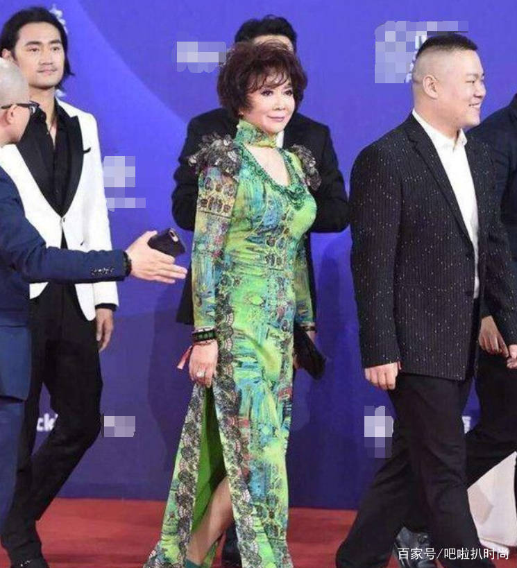 蓝色|57岁蔡明终于服老!白长褂配白长裙道骨仙风,俨然是位慈祥老奶奶