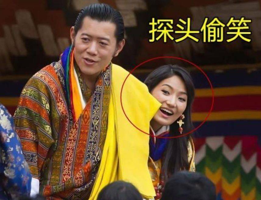因为|不丹王后怀二胎变调皮,躲在国王身后藏着孕肚,偏要穿绣花高跟鞋