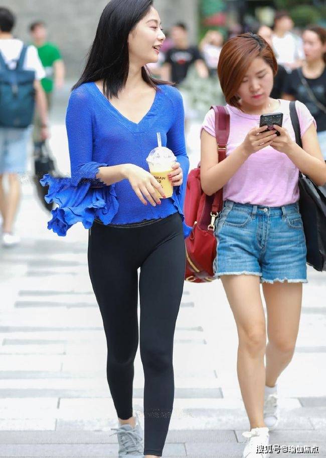 曲线美|瑜伽裤搭配蓝色上衣彰显甜美的清新范