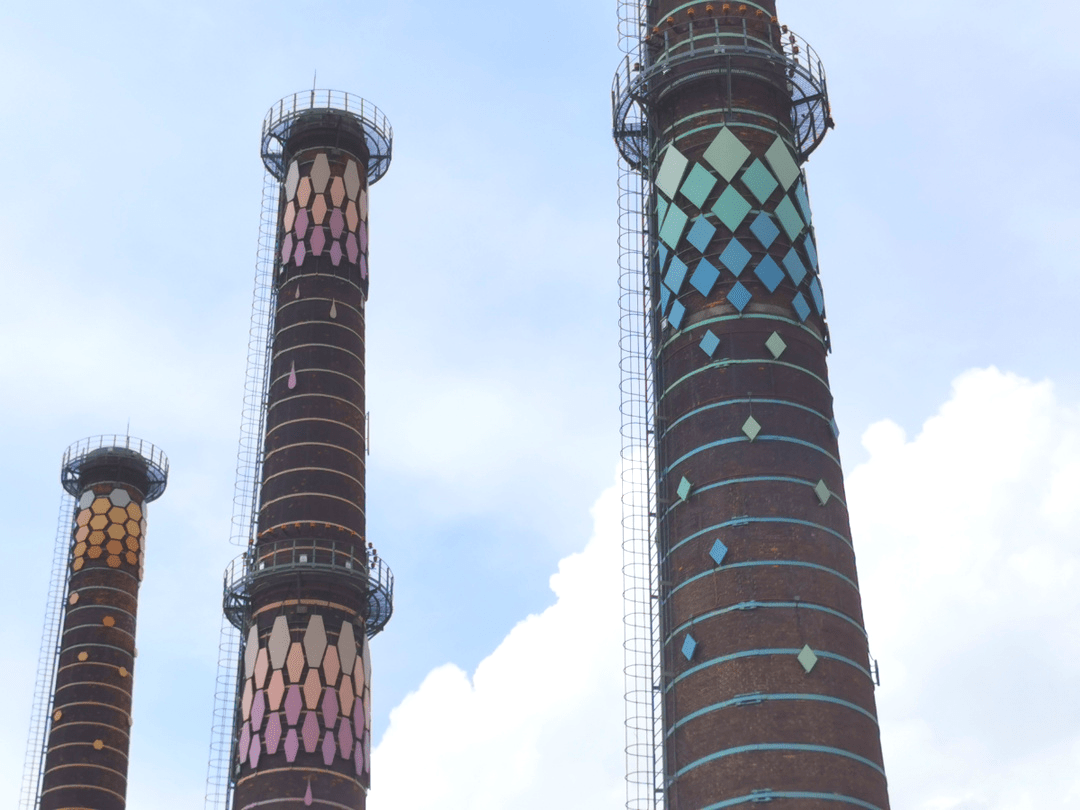 周到上海原来 它们的前身竟然是 上钢五厂的3座工业烟囱 在设计誓的