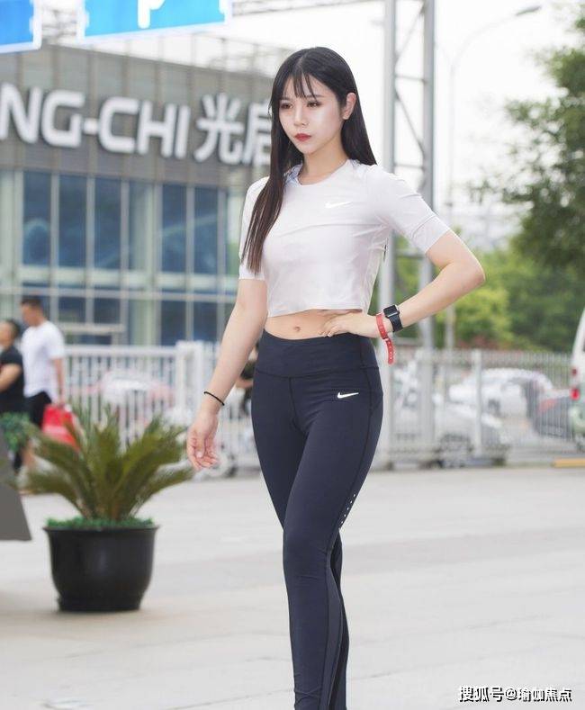 青春|瑜伽裤搭配白色衬衫 显青春显活力