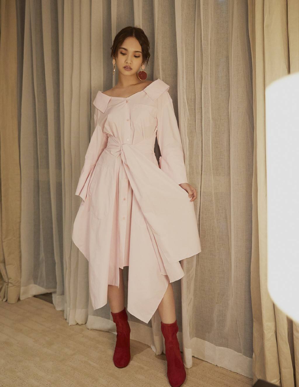 写真照|杨丞琳粉色衬衫裙配“二筒”耳环，甜美又霸气，锁骨更是吸睛