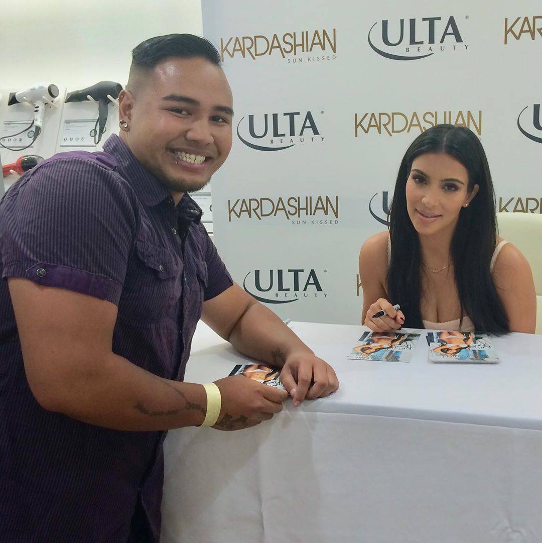 感觉|金·卡戴珊穿白色紧身包臀裙，撩发凹造型气质不凡