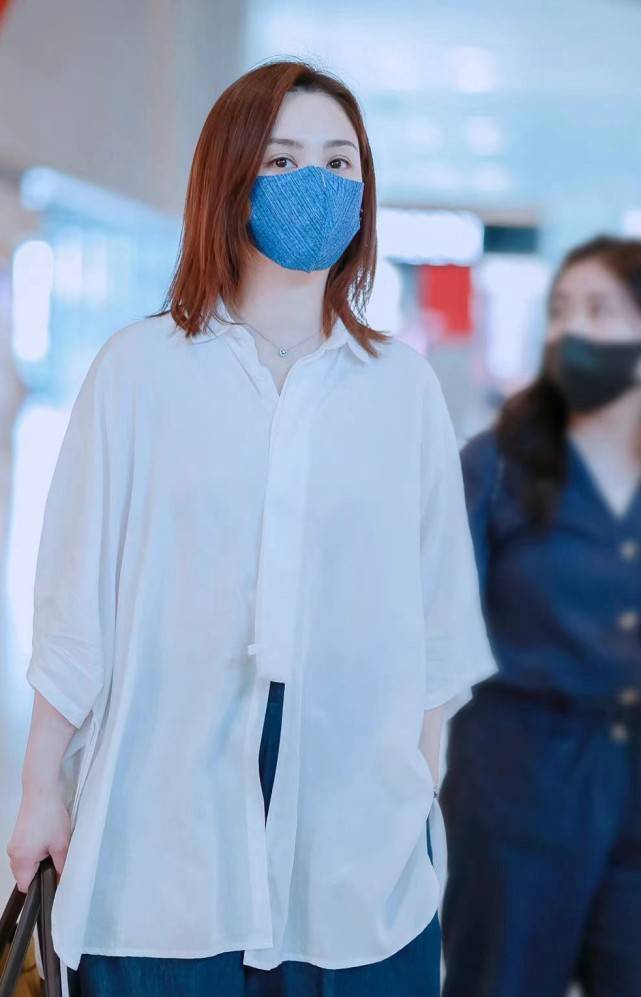体重|Twins合体现身机场,阿娇不爱打扮乱穿衣,低调得像阿Sa助理