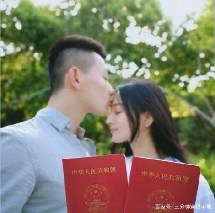 好身材|张馨予婚后少女感愈加，穿V领碎花裙秀事业线，小短腿太真实