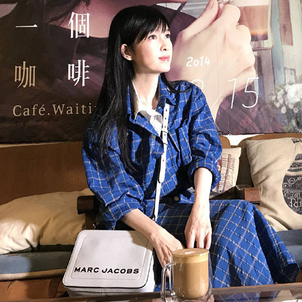 显得|52岁周慧敏现身街头,穿衬衫裙清纯又减龄,“冻龄”颜值让人惊叹