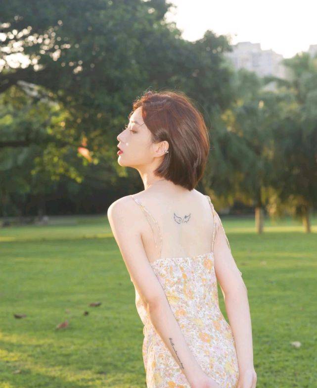 魅力|夏季怎能少得了穿吊带连衣裙？穿上合适的吊带连衣裙，凉爽又温柔