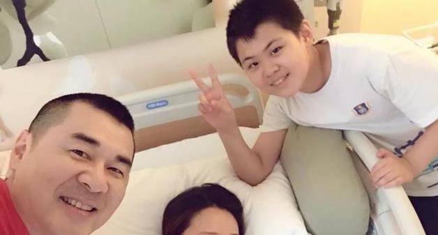 蒋勤勤|蒋勤勤43岁高龄生二胎，如今样貌令人唏嘘，网友却说：没有姑娘命