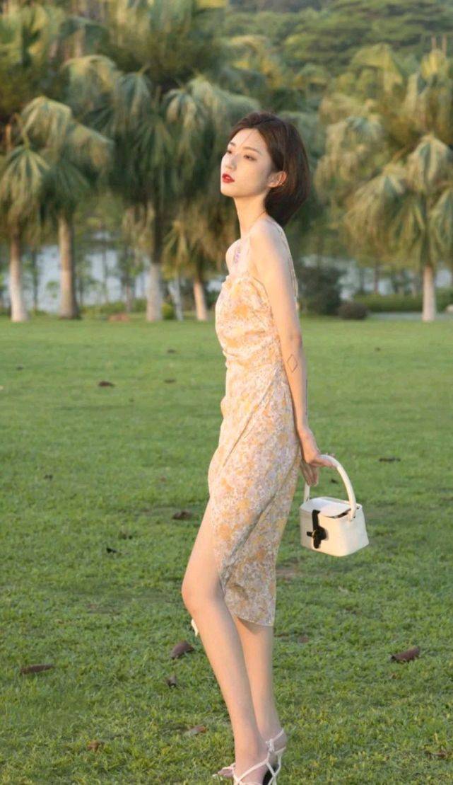 魅力|夏季怎能少得了穿吊带连衣裙？穿上合适的吊带连衣裙，凉爽又温柔
