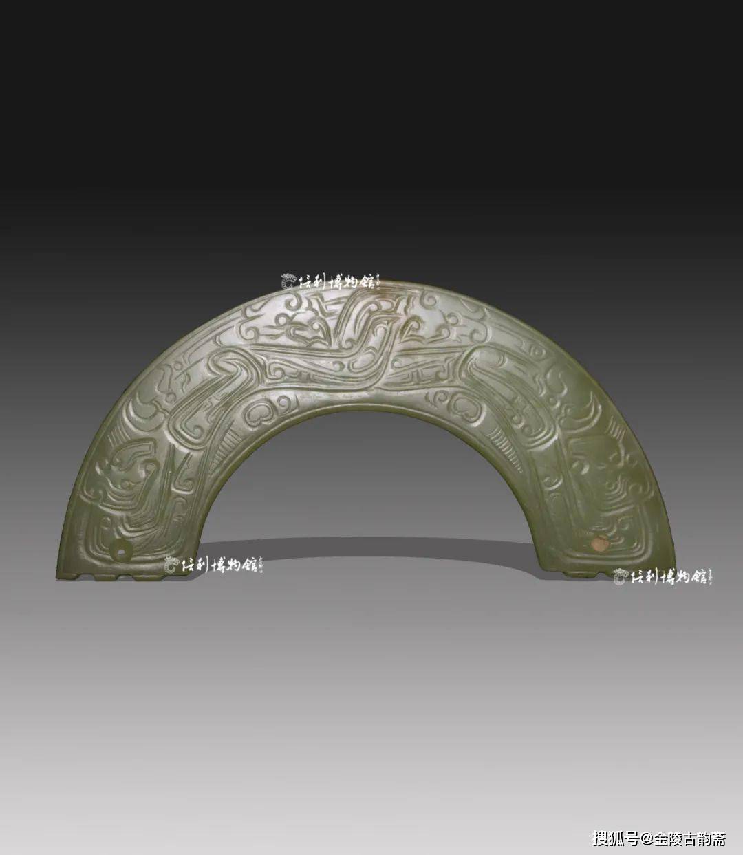 看,此时绝大多数的玉璜,仍是作为典型的装饰品使用,关于璜的礼器用途