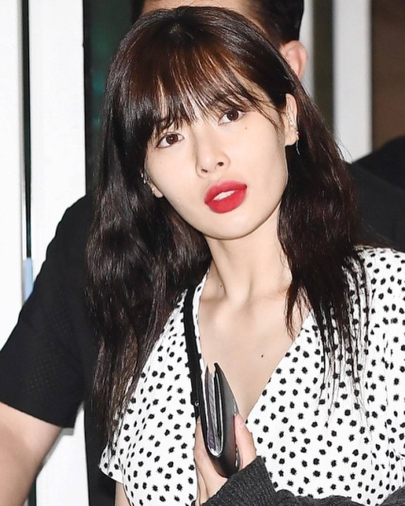 黑色|泫雅深V波点裙造型秀事业线,男友金晓钟推行李,被宠成了小公主