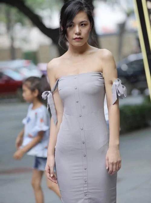 东方|滑肩连衣裙，不仅优雅大气，还展现出东方女人独特的韵味！