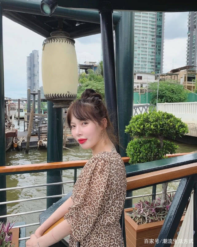 荧光|泫雅晒出街私服，身穿豹纹风格连衣裙，搭荧光色拖鞋打破俗气感！