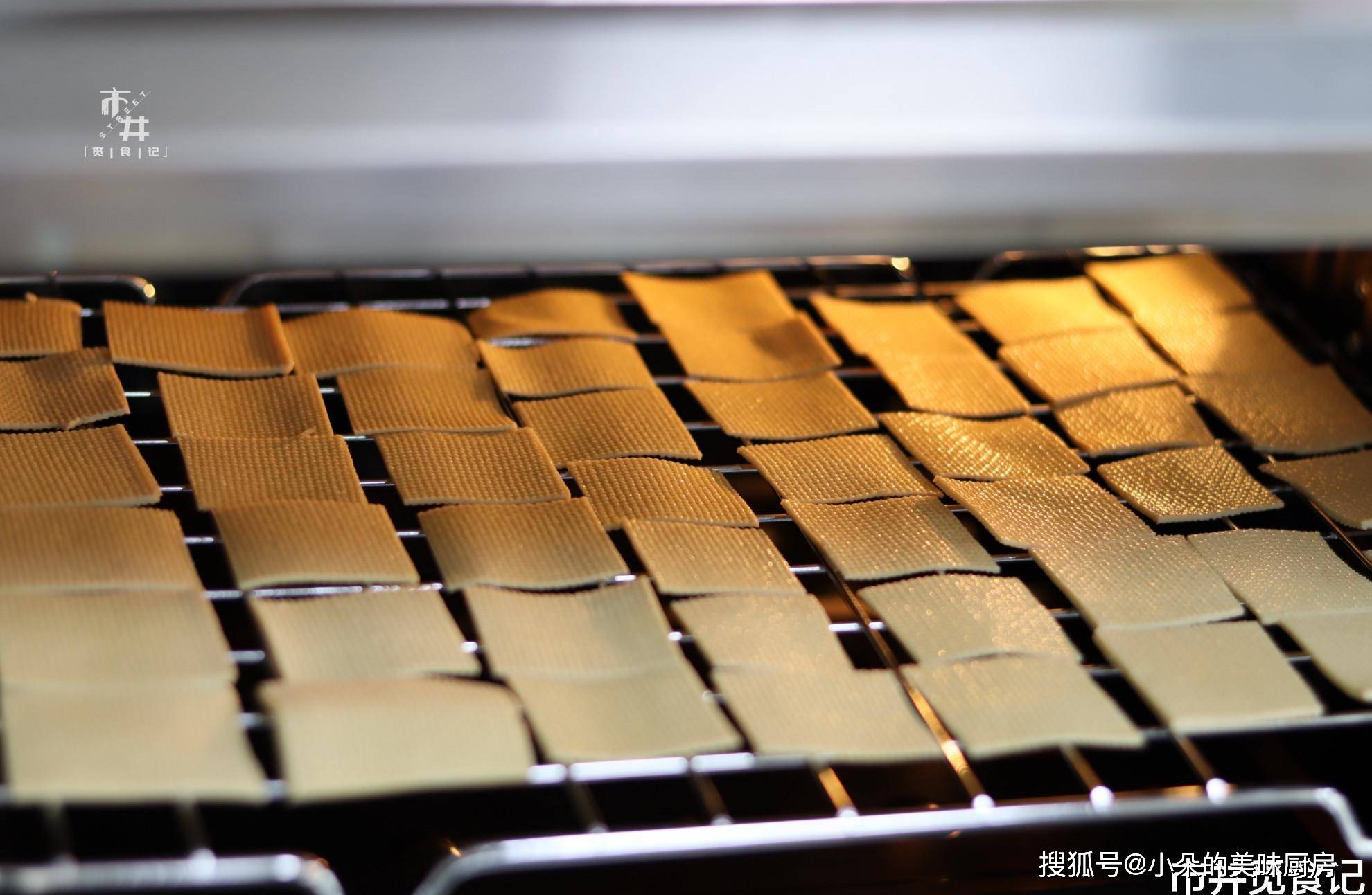 成本|最近超火的“烤豆皮”零食，1块钱成本做一堆，薄如纸片酥脆焦香