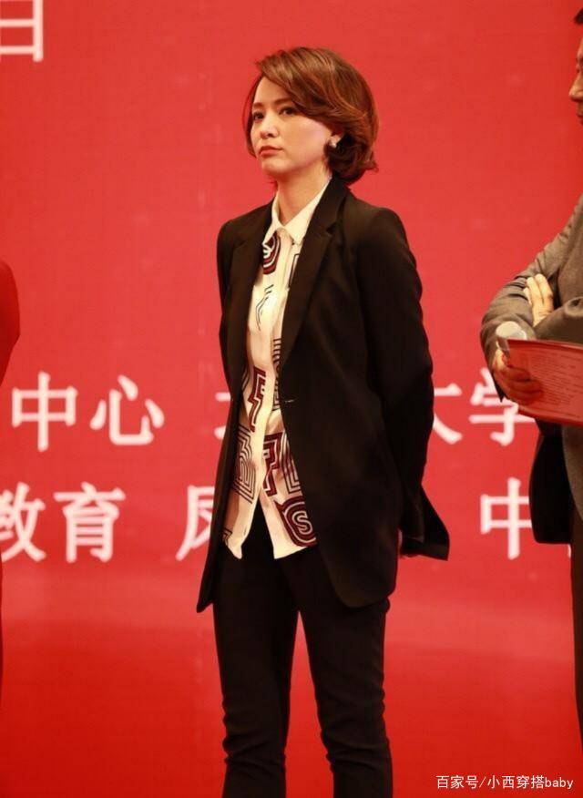 整体|45岁董卿喜欢在穿搭上做减法，优雅短发搭连衣裙，高级感很足！
