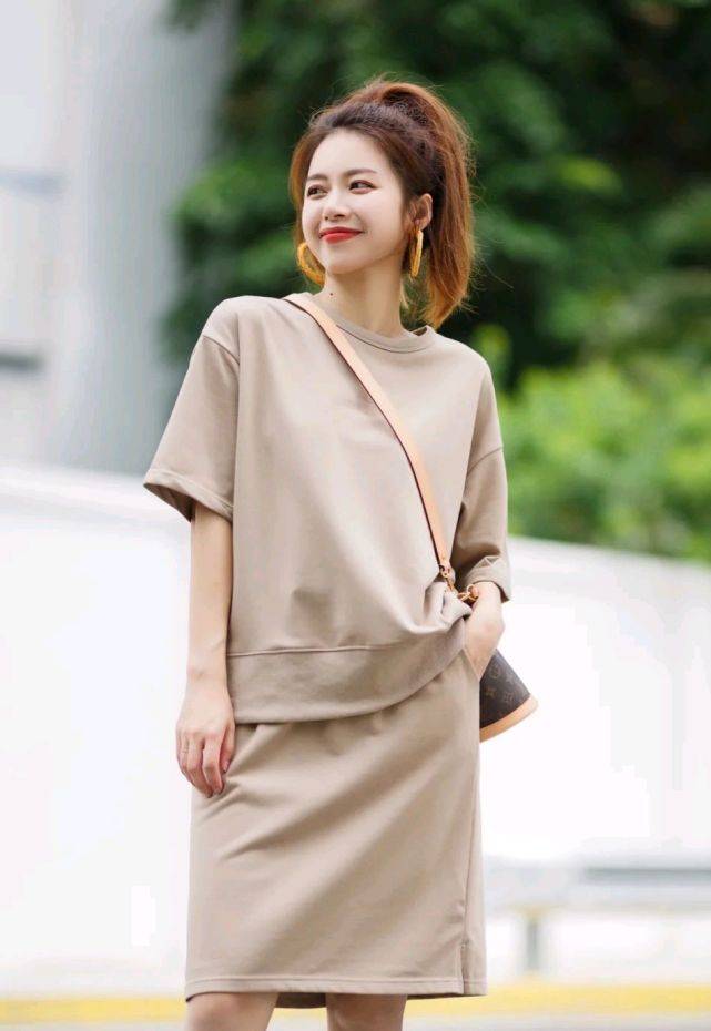 夏天|在炎热的夏天，穿上清新凉爽的服装，可以给人舒适又治愈的感觉