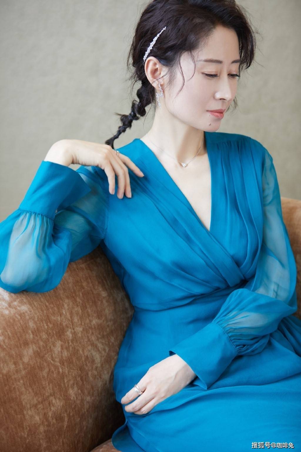 巅峰|离婚女人刘敏涛，迎来事业新巅峰，衣品也开挂了，自己买冰激凌爽