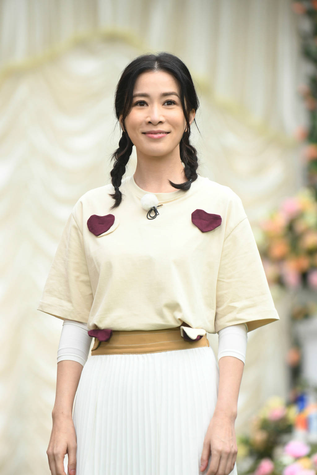 发型|佘诗曼现身活动，印花连衣裙搭配锁骨卷发，44岁一样少女气质十足