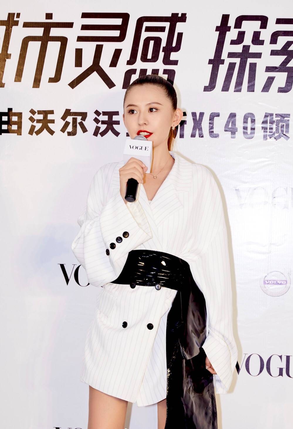 娃娃脸|热依扎身材差？衬衫裙配腰封满屏都是大长腿，看完谁还敢喊她减肥