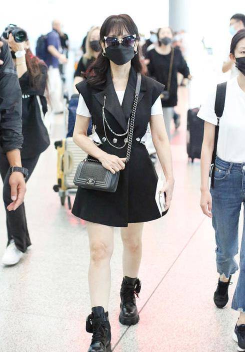 黑色|赵雅芝真的将近70岁?穿黑色背心马甲搭黑色短靴,太酷了!