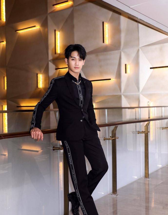 赵雅芝小儿子现身街头,颜值高获美女围观合影,还邀请网红回家玩_黄恺