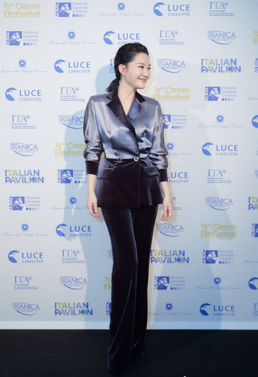 身材|50岁的许晴现身戛纳,一袭露肩纱裙彰显姣好身材!十足知性韵味