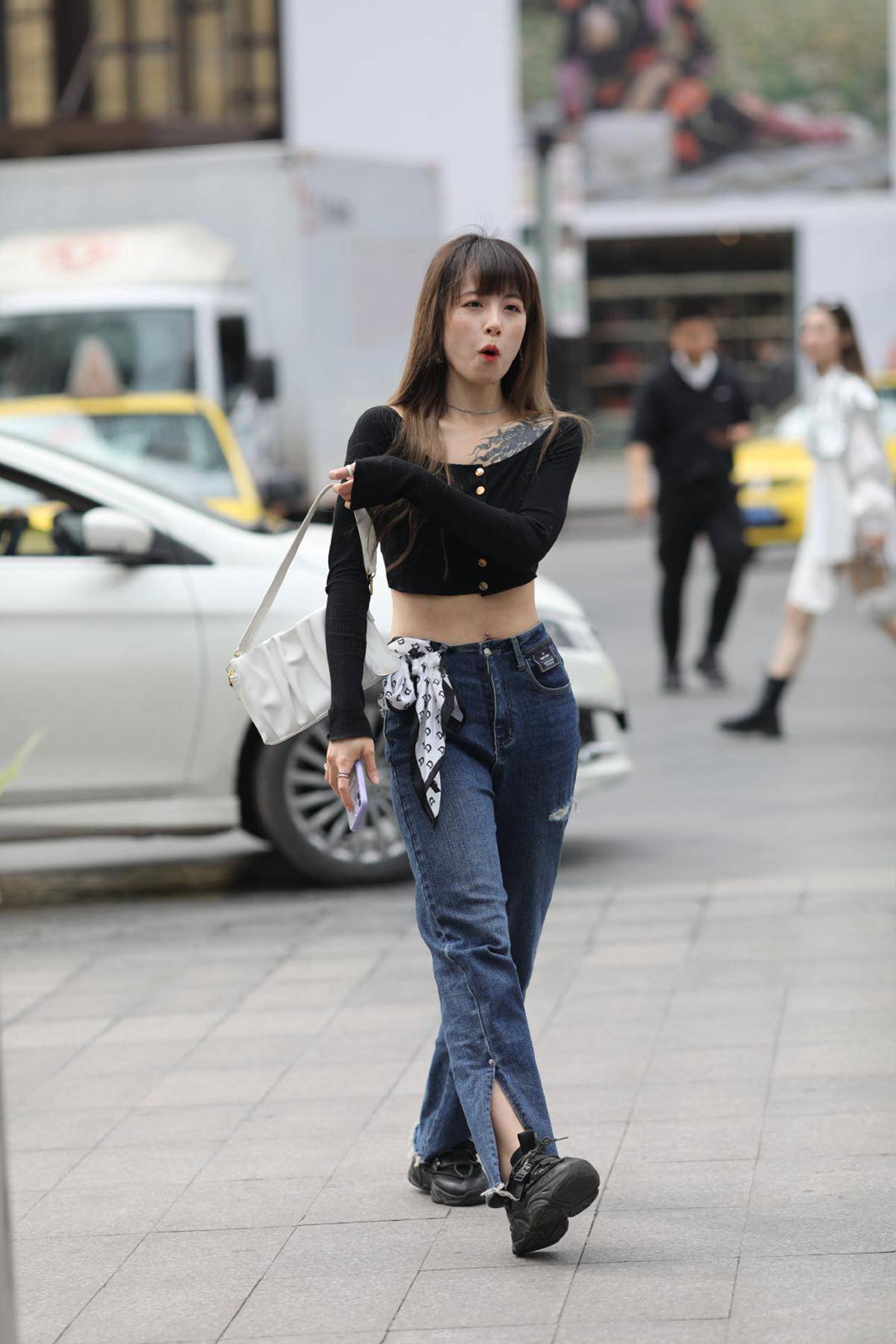 矮个子|简简单单的长裤，穿出高挑的气质，矮个子女孩也可以这样穿。