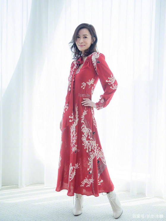 一身|佘诗曼终于服老，穿一袭“菜花裙”，优雅十足