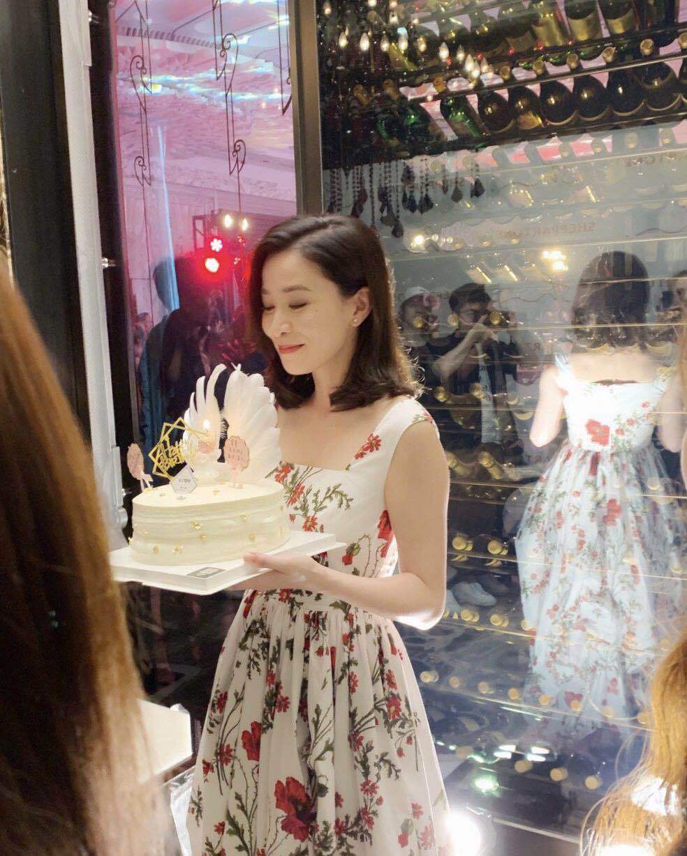 佘诗曼|佘诗曼哪有44岁？一袭碎花裙气质清新，扎双麻花辫美到忘记年龄