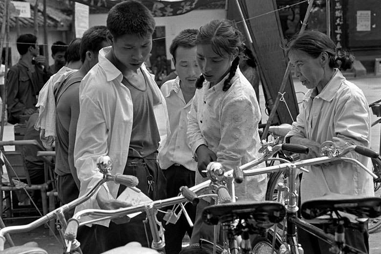 80年代,作为新婚四大件的"二八大杠"自行车,放到如今值多少?
