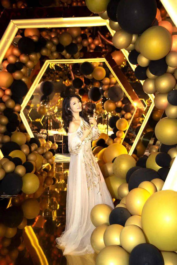 视觉|安以轩一家为大儿子庆生，穿露肩T恤配麻花辫像“少女”，太美了