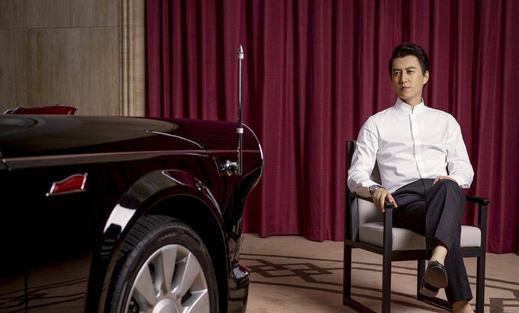 设计|靳东身材发福脸大抢镜，粉色衬衫配白T恤，44岁也扮小鲜肉