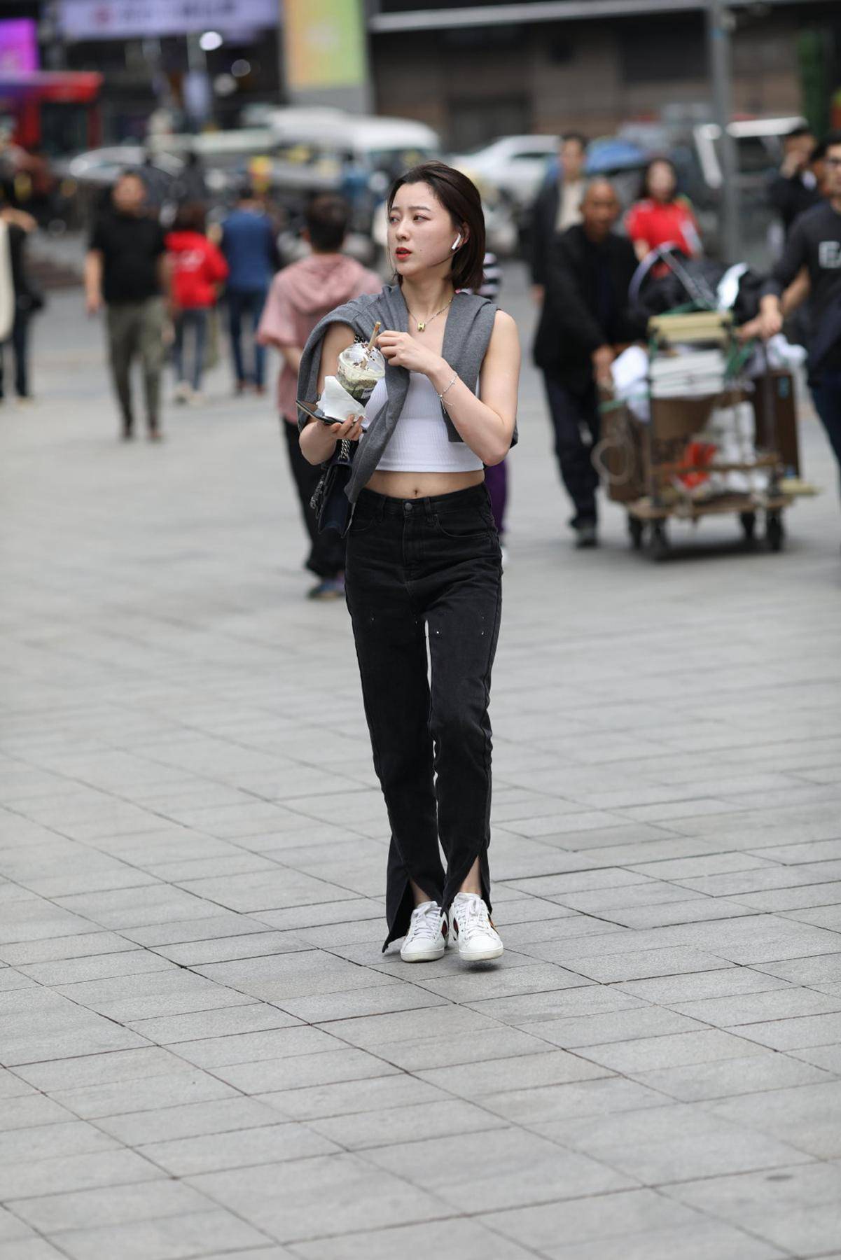 矮个子|简简单单的长裤，穿出高挑的气质，矮个子女孩也可以这样穿。