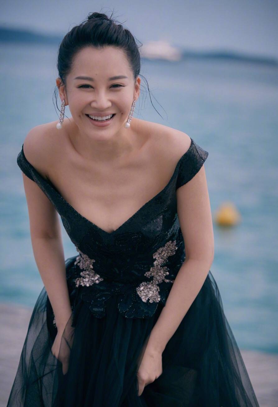 身材|50岁的许晴现身戛纳,一袭露肩纱裙彰显姣好身材!十足知性韵味