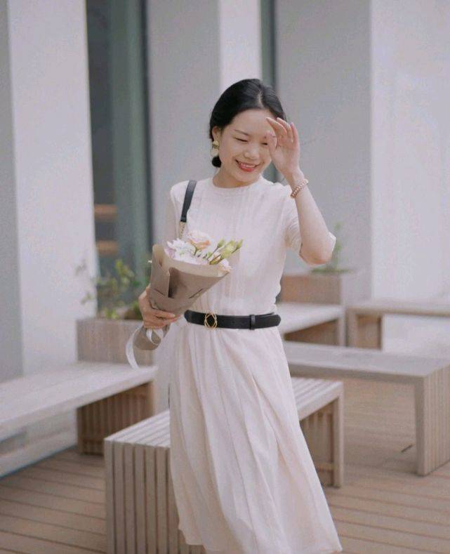 短裙|上班族该怎么穿衣搭配？简约干练的穿搭，既有气场又有魅力