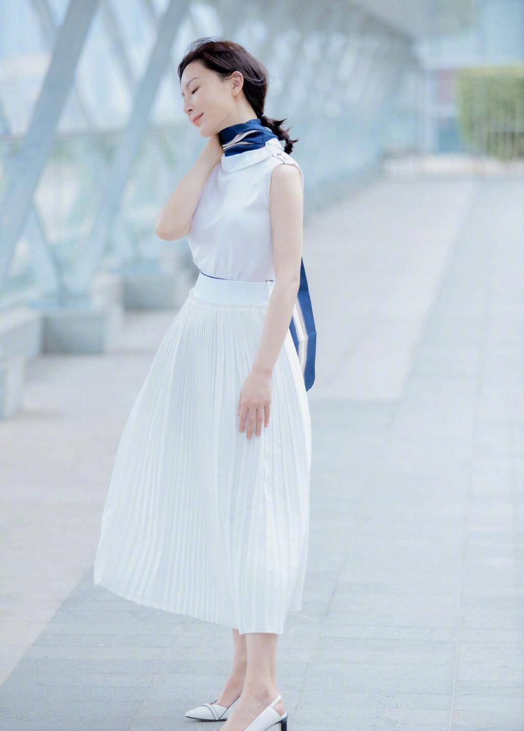 卫衣|陈数走机场，一身薄荷绿衬衣搭配小白裤清新亮眼，40岁+可以照抄