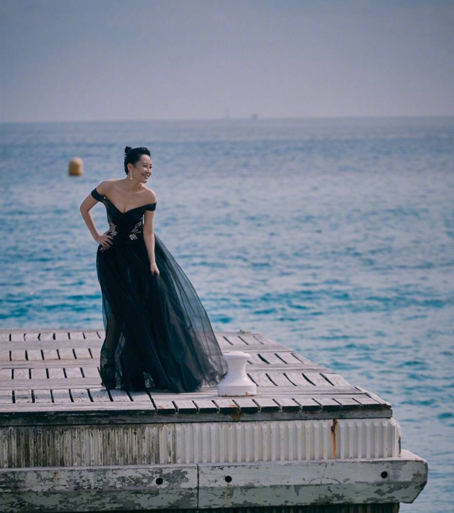 身材|50岁的许晴现身戛纳,一袭露肩纱裙彰显姣好身材!十足知性韵味