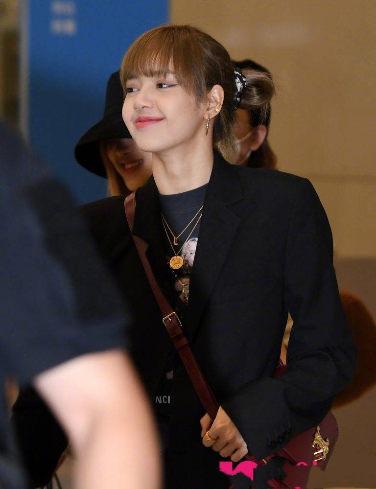 审美|blackpink最新机场秀，智妮秀蛮腰Lisa扎丸子头，彩英格纹裙抢镜