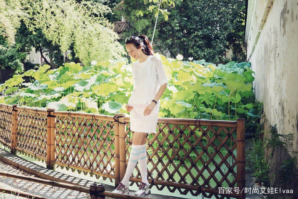 短裙|莫文蔚终于高调,167cm穿短裙足球袜秀美腿,49岁的年龄19岁身材