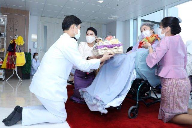 公主|泰王原配妻子生日当天亮相！坐轮椅也打扮得时髦，牛奶肌比女儿嫩
