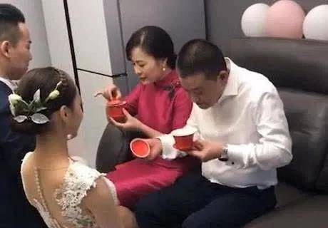 新娘|“低调婆婆”展现教科书式穿搭，儿子婚礼穿暗色旗袍，儿媳很感动