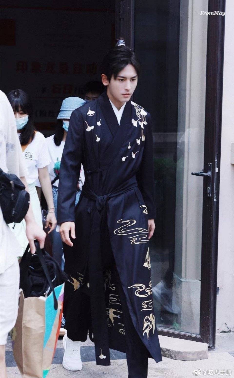 感觉|新老流量古装比拼：李易峰白衣梦回《古剑》，张哲瀚撞衫王一博