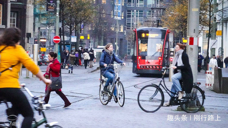 有着“海边皇城”之称的海牙，街头巷尾人们喜欢步行和骑自行车