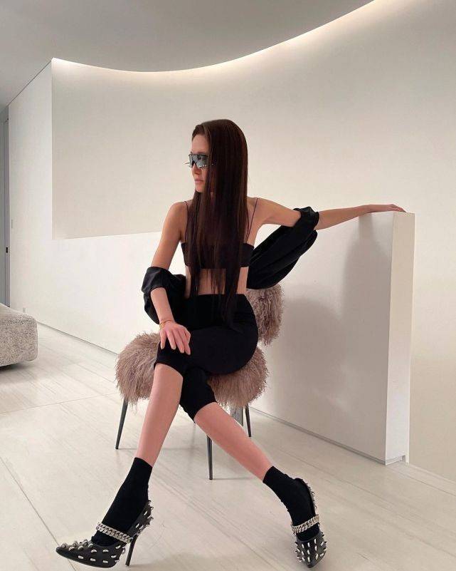 一身|72岁王薇薇比邓文迪会玩！瘦成皮包骨穿衣更大胆，身边都是小鲜肉