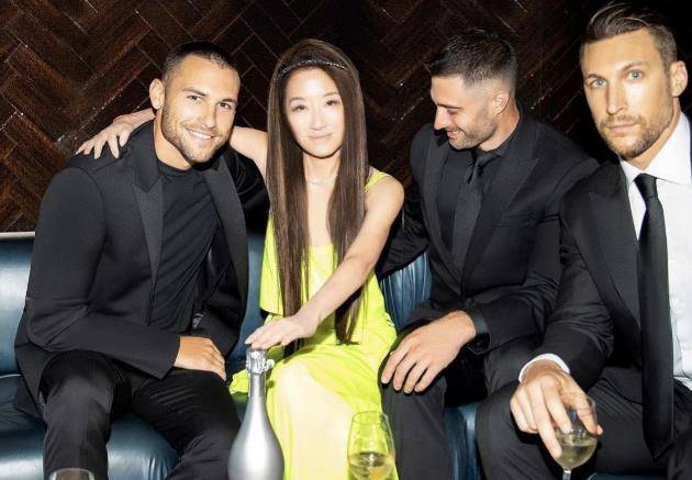 整体|身价40亿的女富豪王薇薇,穿荧光裙庆72岁生日,光看身材确实不错