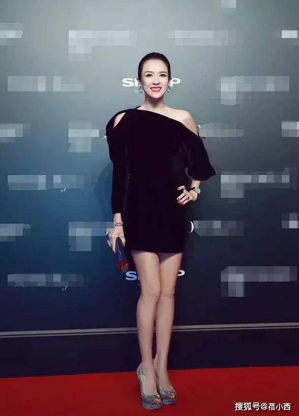 黑色|章子怡不愧是“汪峰的老婆”，穿深V领亮片裙，身材饱满又惊艳