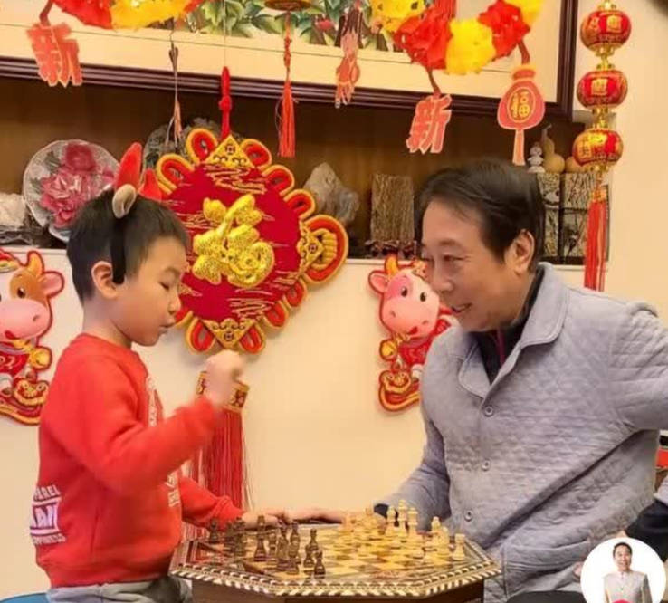 有一次冯巩晒出了两人一起吃饭的场景,他正在带着东东吃饭,不过小孩子