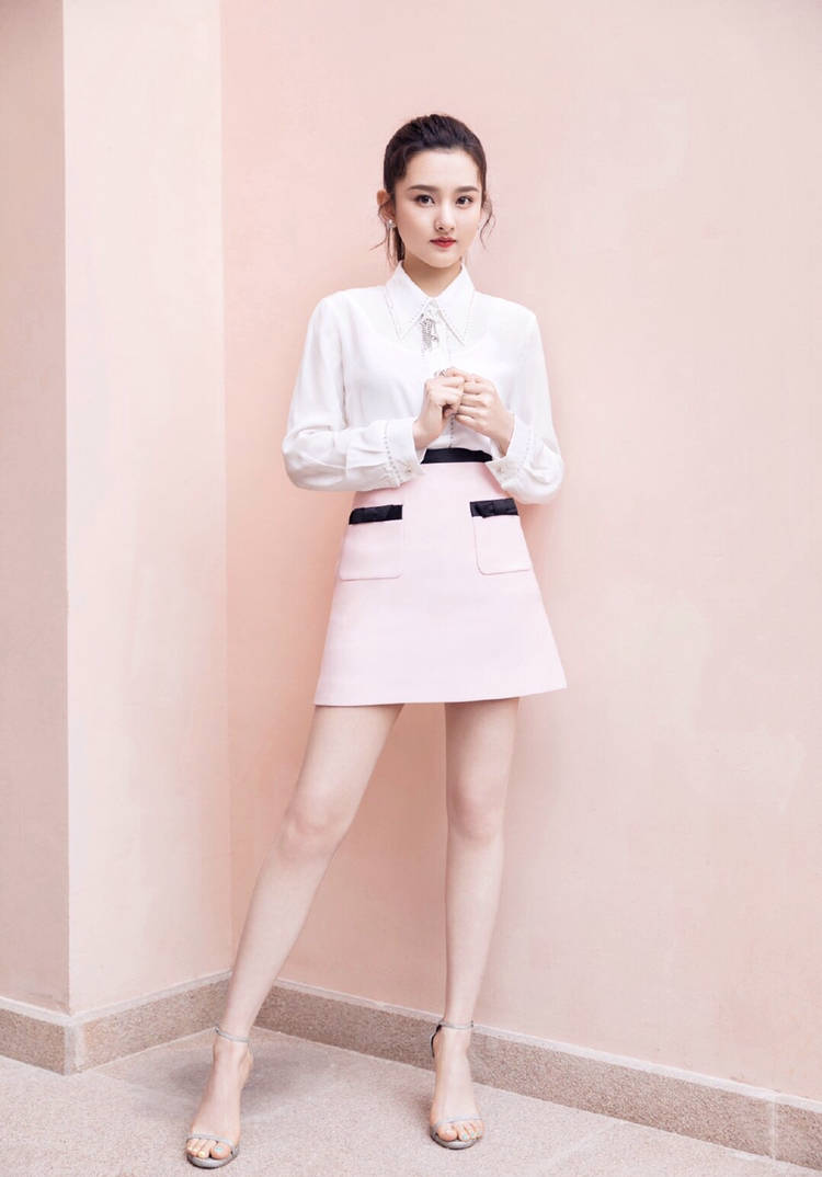 色调|宋祖儿出席时尚活动，黑色包臀短裙配白T，显露长腿好身材