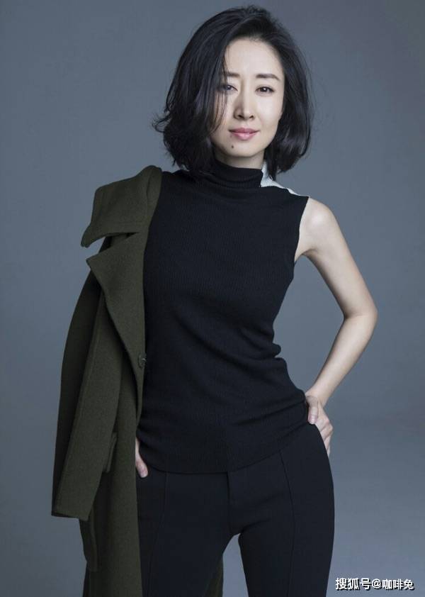 巅峰|离婚女人刘敏涛，迎来事业新巅峰，衣品也开挂了，自己买冰激凌爽